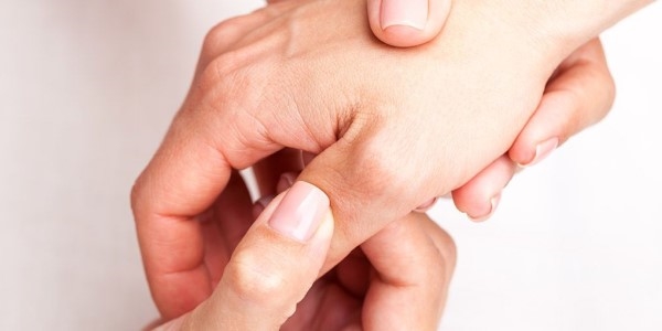 Ból kciuka w stawie - jak go leczyć?