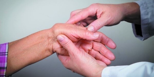 Ból dłoni i zapalenie stawów palców - leczenie domowe i maść na stawy rąk